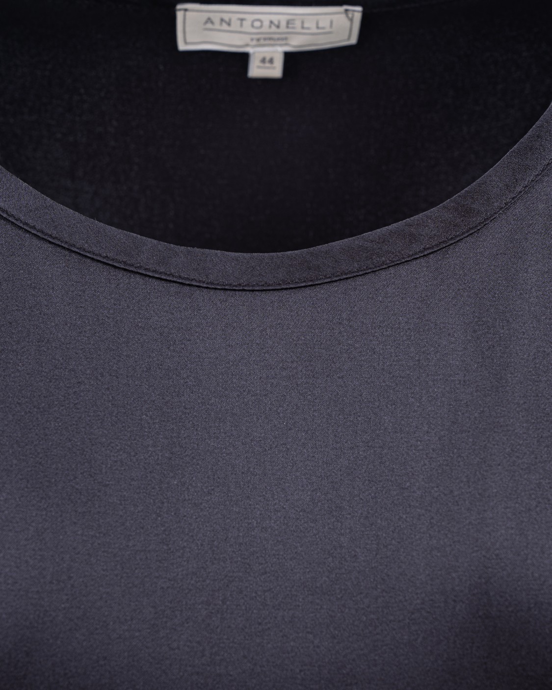 shop ANTONELLI Saldi T-shirt: Antonelli camicia "Ansaldo" in seta.
Collo a giro.
Maniche lunghe.
Vestibilità regolare.
Composizione: 94% Seta 6% Lycra.
Fabbricato in Italia.. ANSALDO D1687 251-999 number 5648214